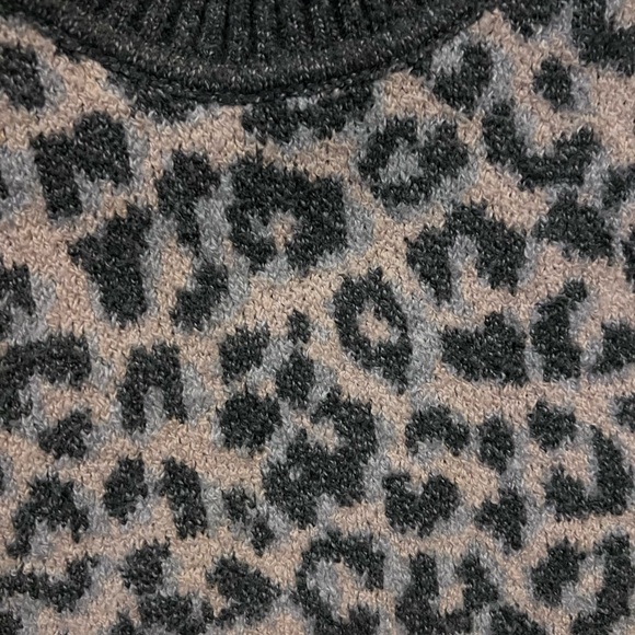Marked Reunited Leopard Print Turtleneck Sweater. Size Small. Gray - Picture 3 of 5